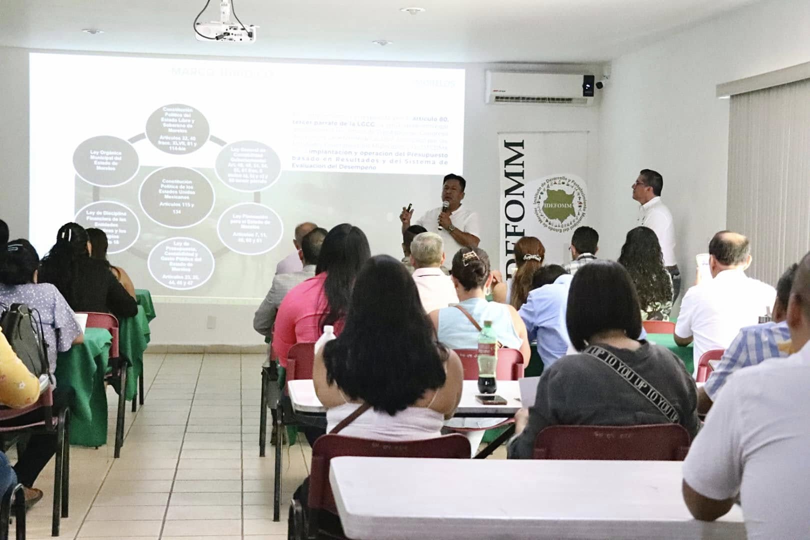 Puede ser una imagen de 10 personas, personas estudiando y texto