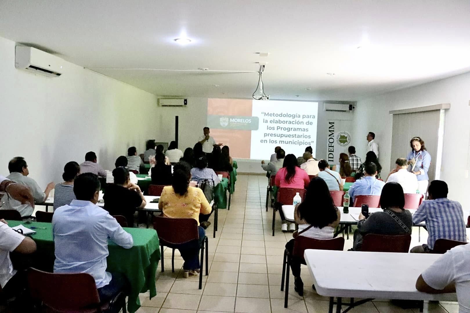 Puede ser una imagen de 18 personas, personas estudiando y texto que dice "MORELOS "Metodologia para la elaboración de Programas presupuestarios en nlosmunicipios" os nunicipios""