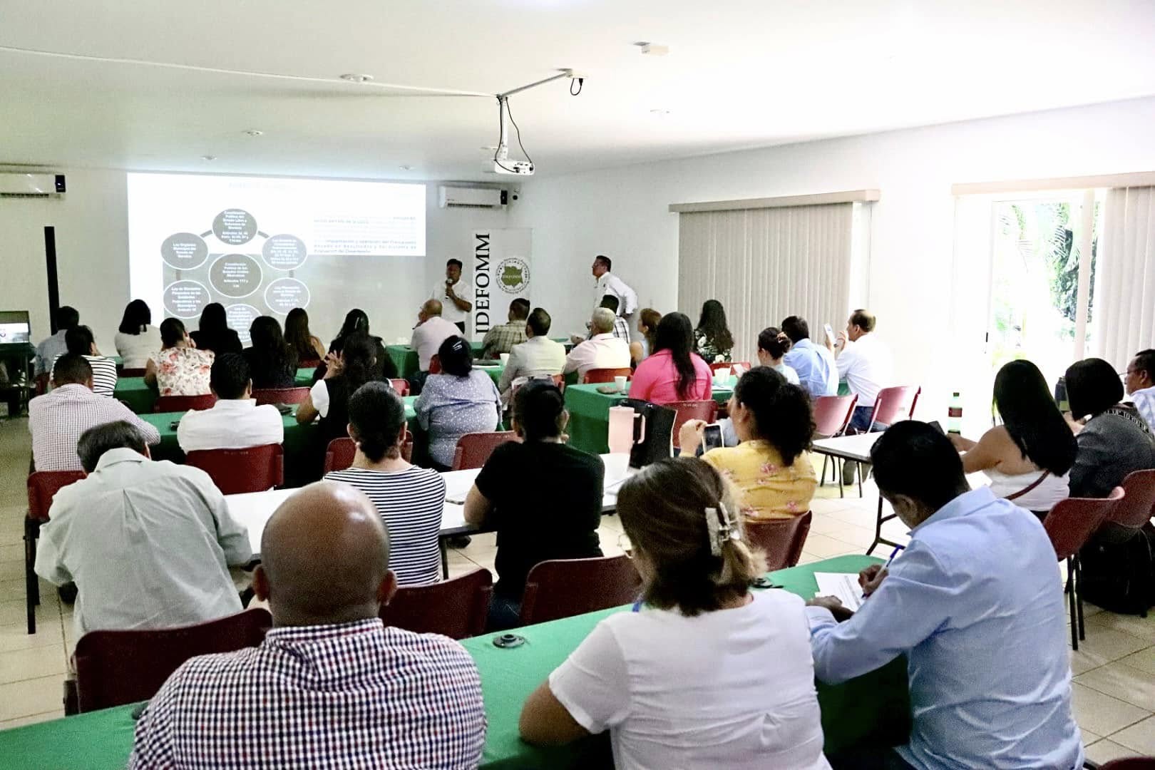 Puede ser una imagen de 10 personas, personas estudiando y texto que dice "IDEFOMM"
