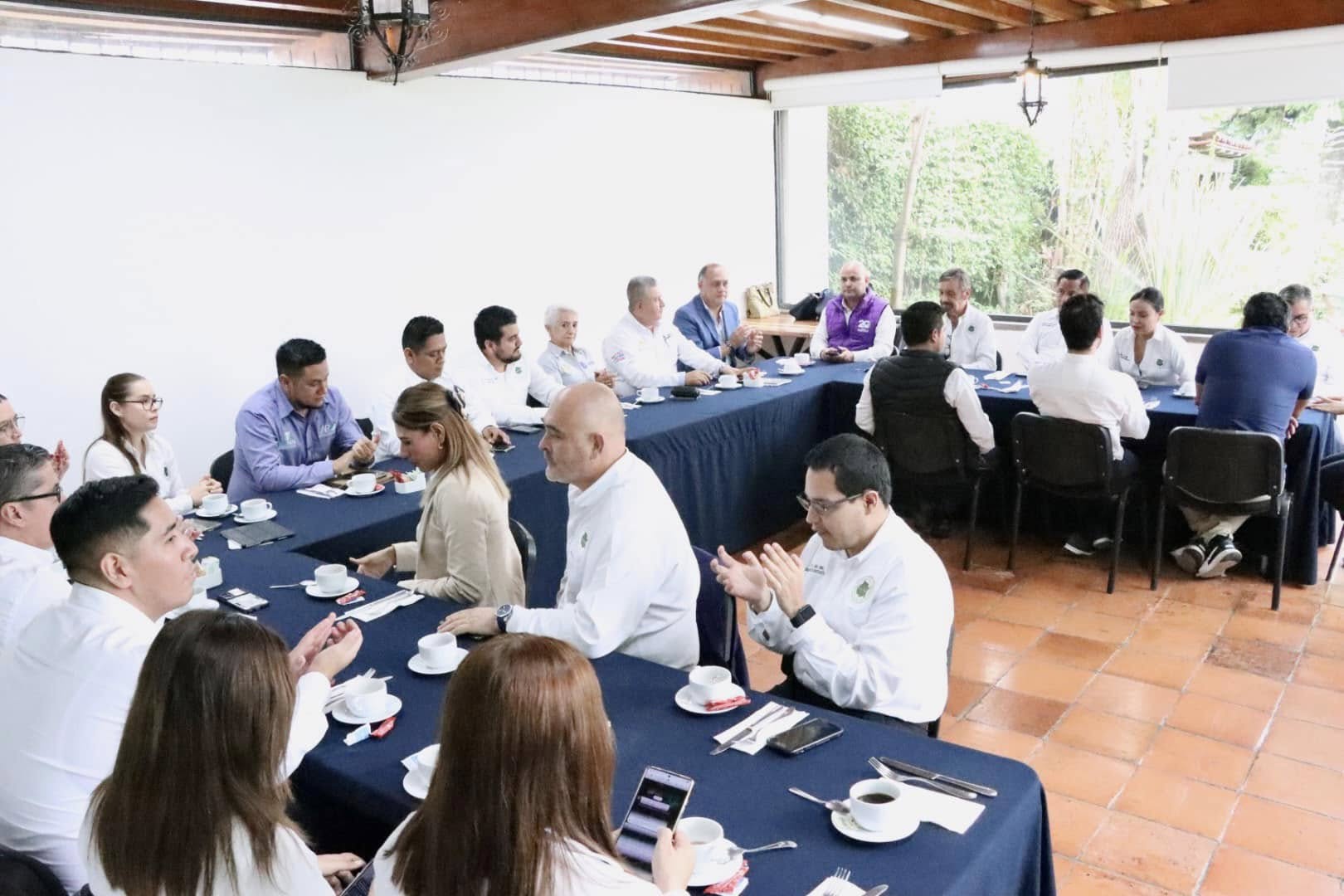 Puede ser una imagen de 16 personas y tabla