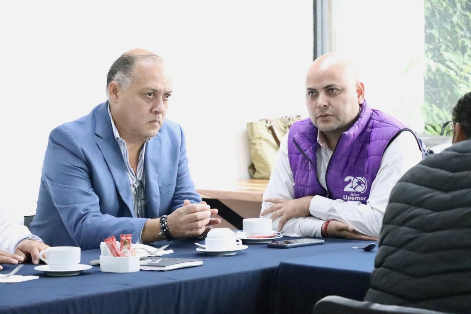 Puede ser una imagen de 4 personas y texto que dice "20 O Upemor Upamor Jper"