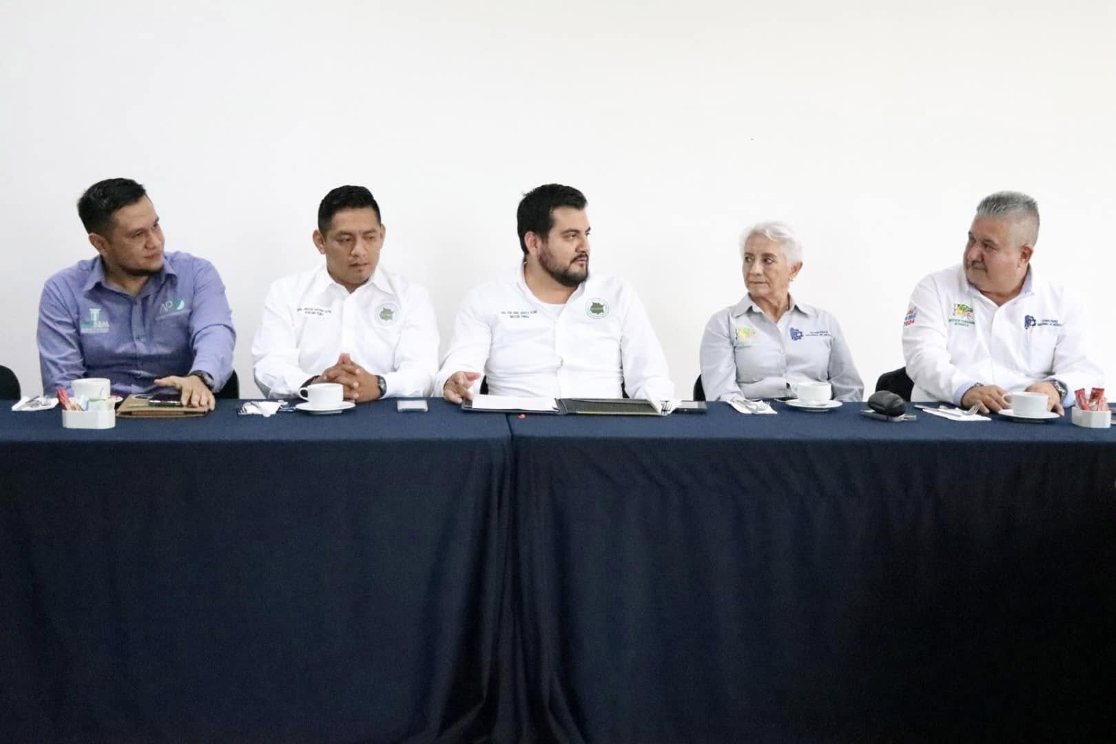 Puede ser una imagen de 5 personas