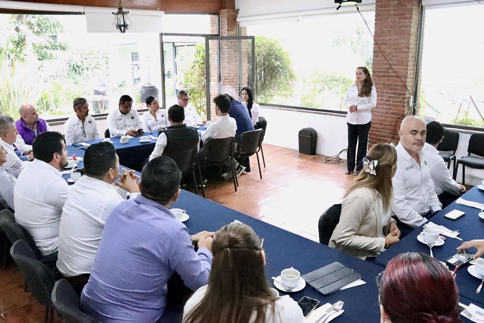 Puede ser una imagen de 14 personas