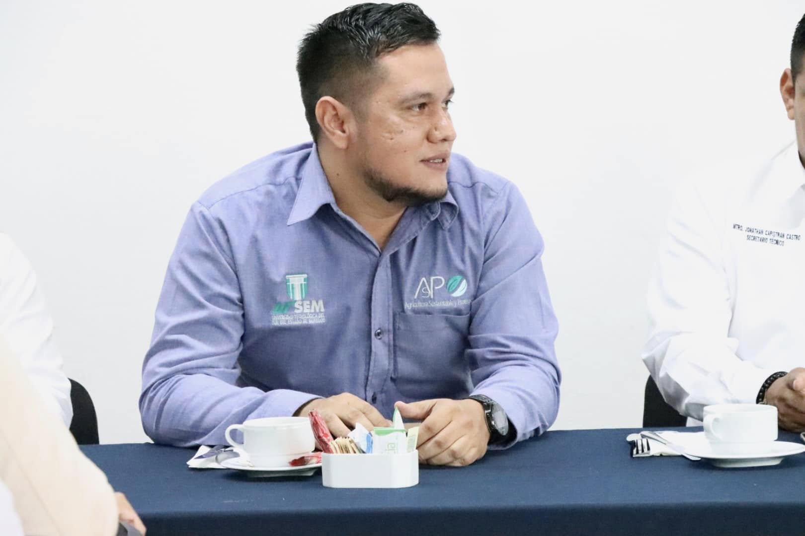 Puede ser una imagen de 3 personas y texto
