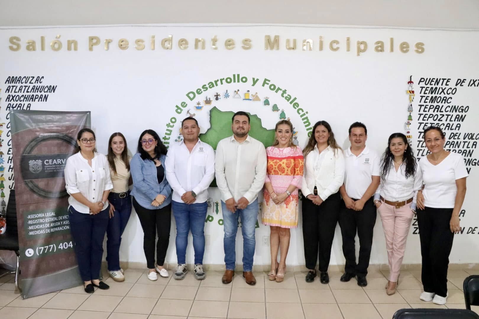 Puede ser una imagen de 10 personas, clarinete y texto que dice "AMACUZAC ATLATLAHUCAN AXOCHIAPAN AUALA Salón Presidentes Municipales ipales Desarroll Deeemaa 2የ//በተለልል 大出は揚公直 y M ৫ BOTro ㅂ 1002 CEARV ٣ PUENTE DE X TMXO TEMOAC TEPALO CINGO TEPOZTLAN TEPOZ TE TET TETECALA ALA DEL VOLO PANTLA JODAN DAN NG ASESONA LEGAL EVIC TL MDIDASDE MEDIDASDE HEPAAKC ĐON (777)404 (777) 404 A DE"