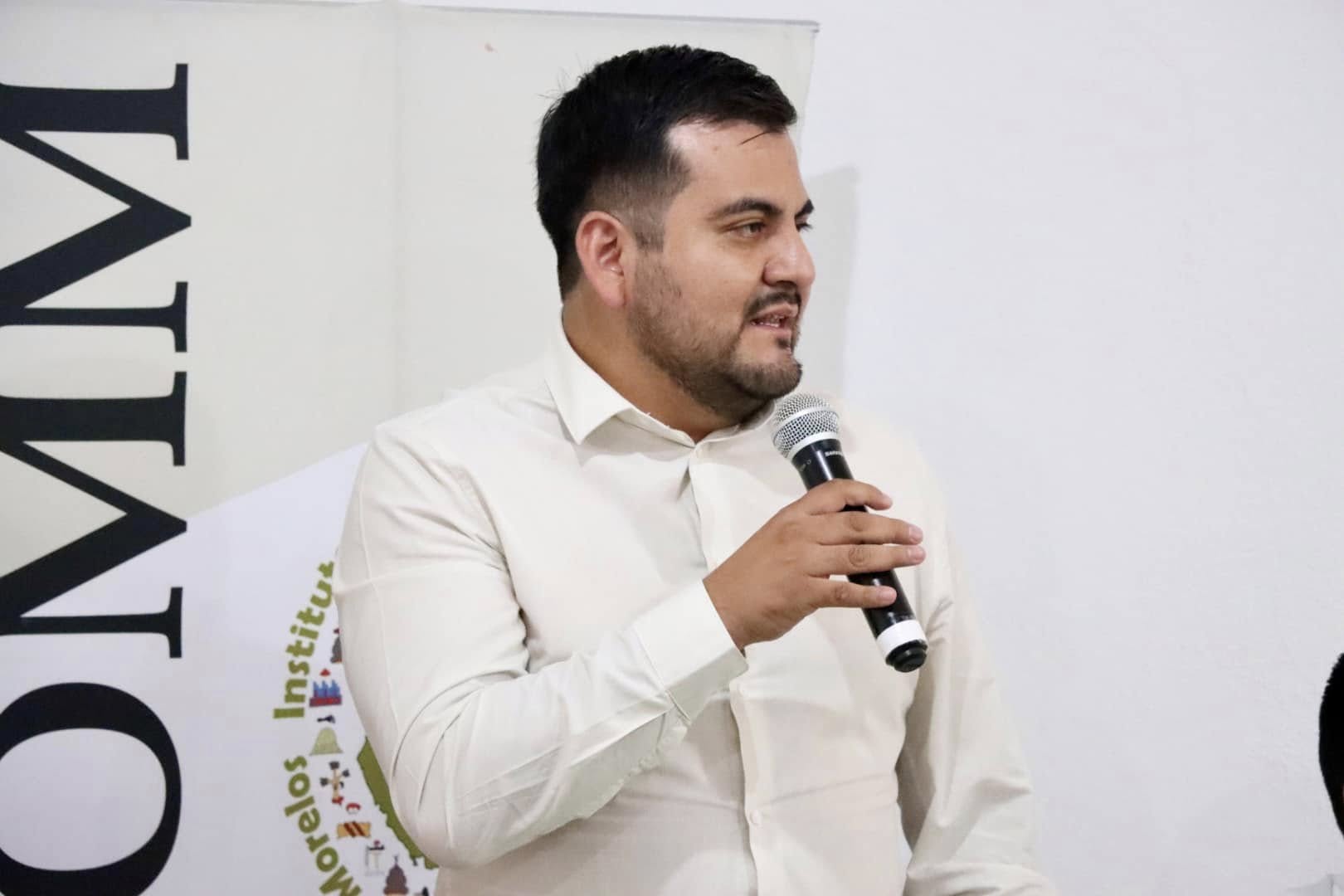 Puede ser una imagen de 1 persona, barba, sonriendo y texto