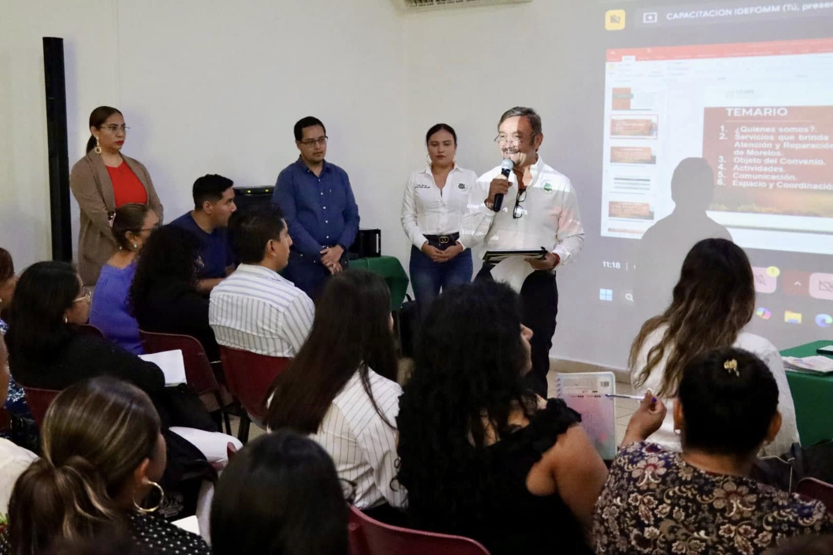 Puede ser una imagen de 12 personas y texto