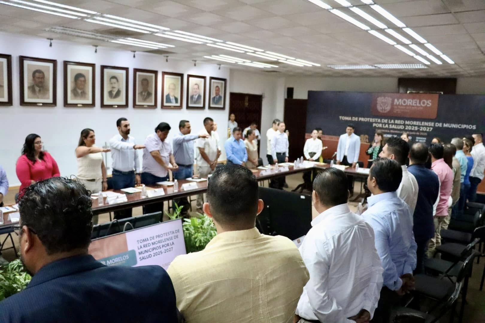 Puede ser una imagen de 9 personas y texto que dice "10000000 MORELOS TOMA DE PROTESTA DE EL RED . MOREL MORELENSE 0E MUNICIPIOS POR SALUD 2025 2027 TOMA MORELENSE REDMORLINN Pg PORLA PROTESTADA HELENSE MUNIc MUNICP SALUO UNICIPIOS 2025 2047 MORELOS"