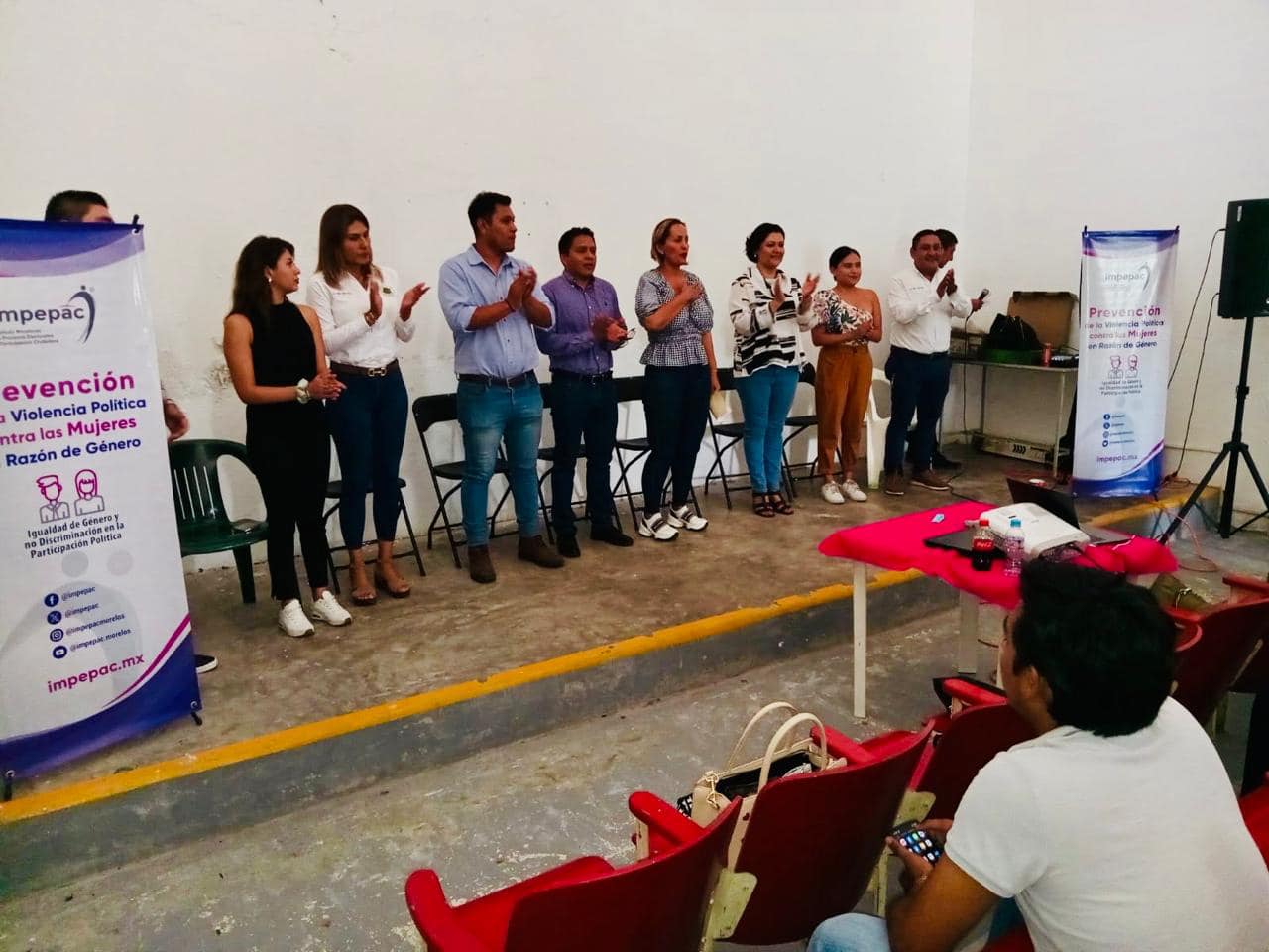 Puede ser una imagen de 10 personas y texto