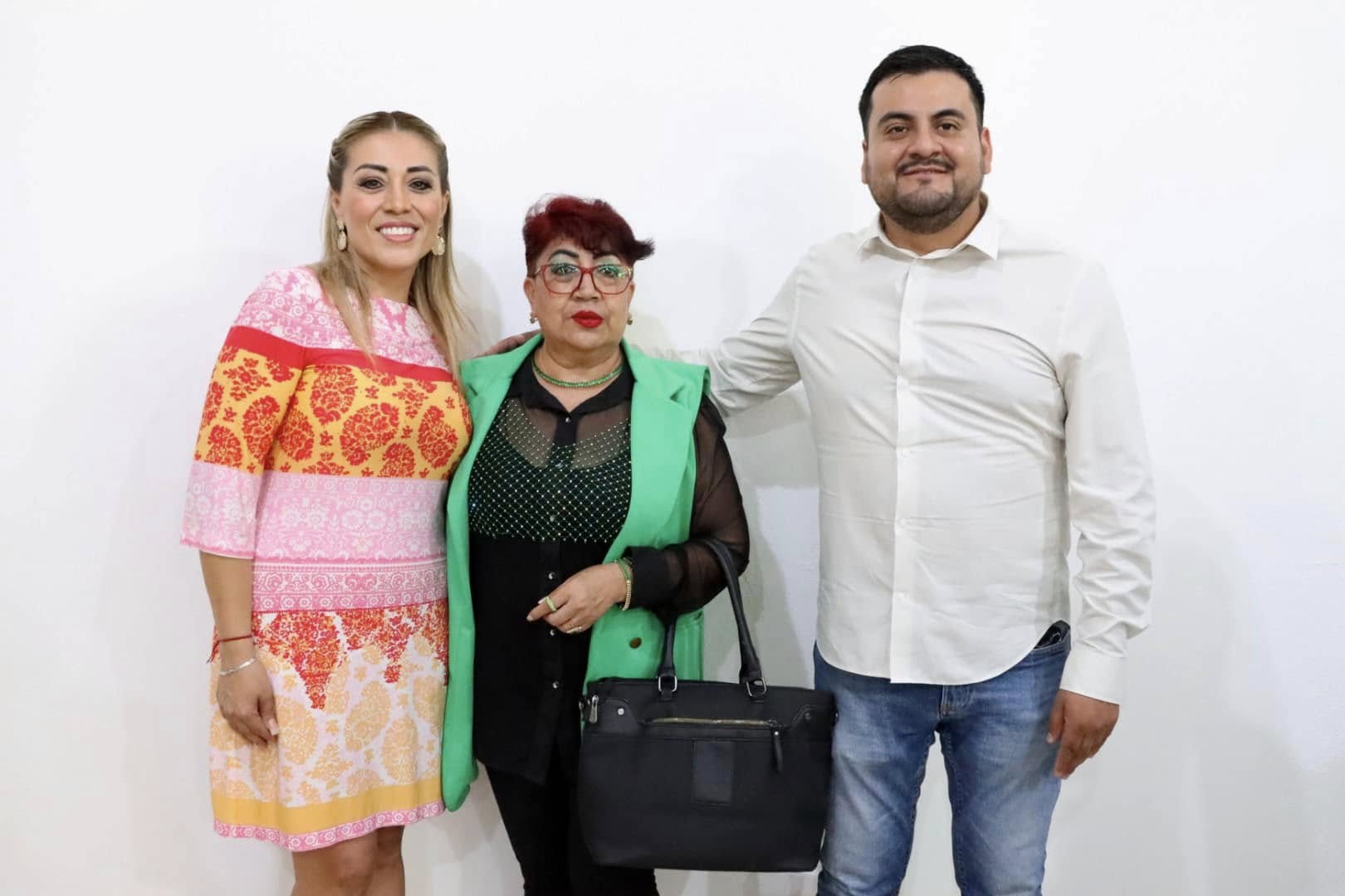 Puede ser una imagen de 3 personas y personas sonriendo
