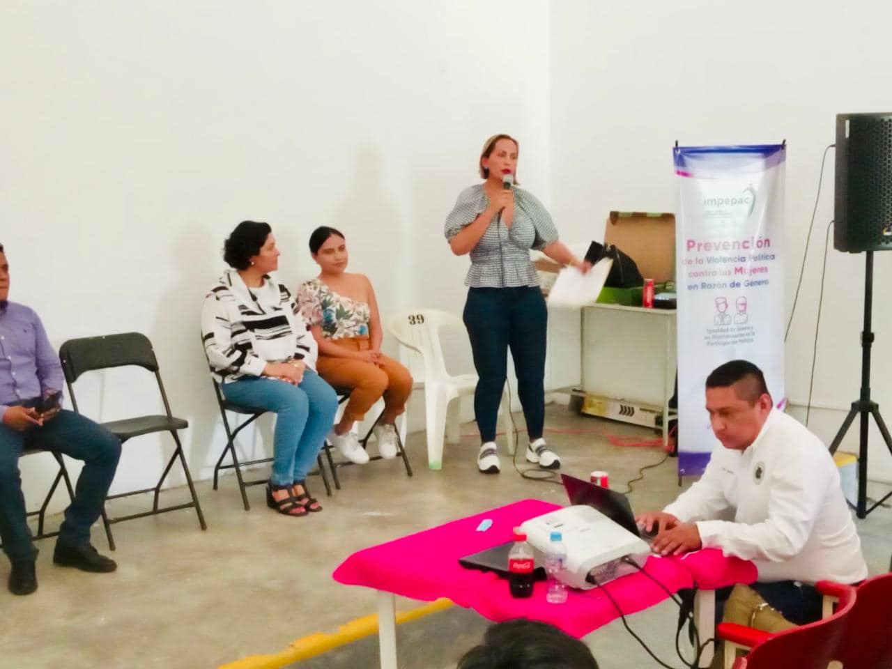 Puede ser una imagen de 6 personas, personas estudiando y texto