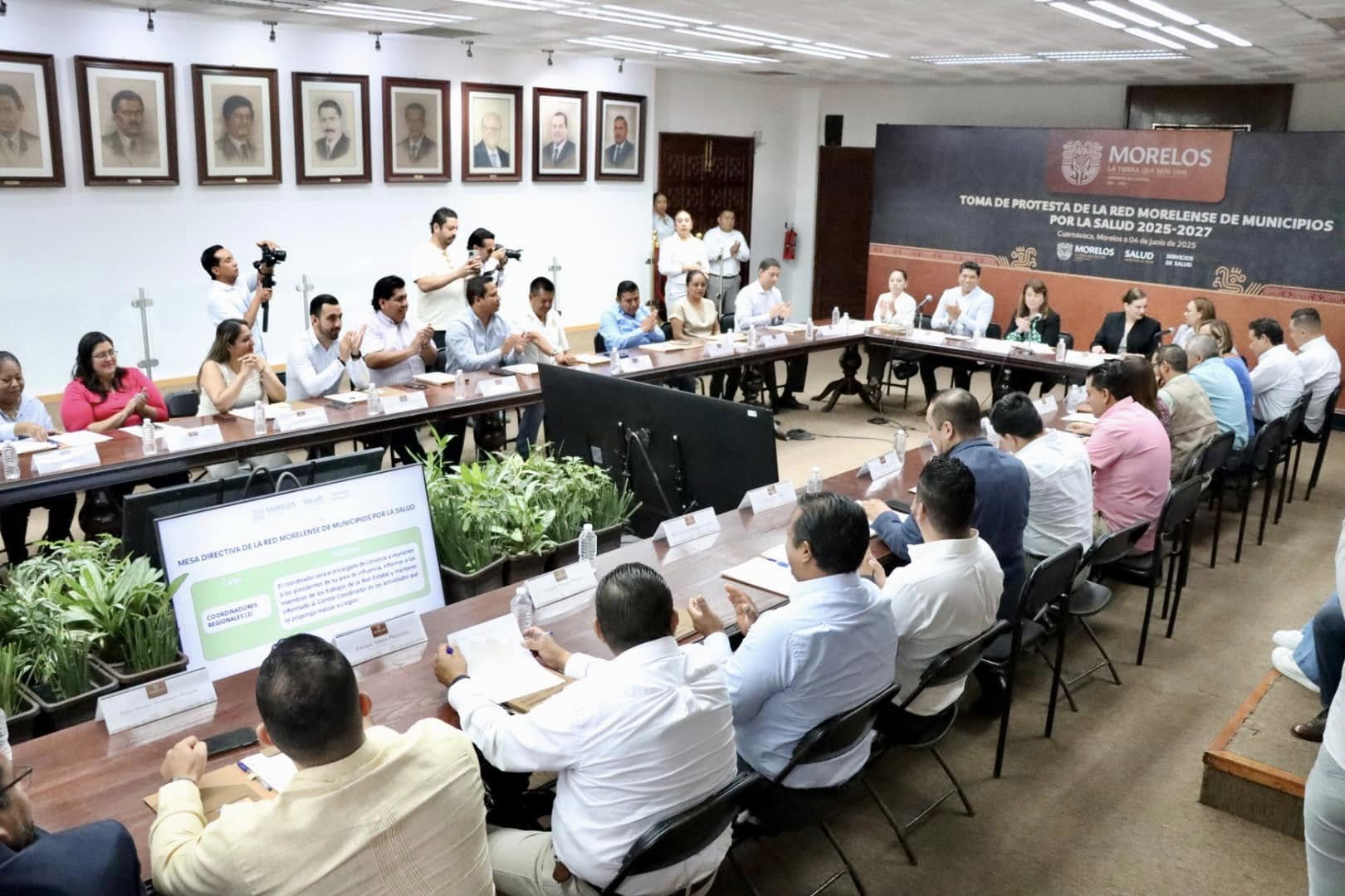 Puede ser una imagen de 12 personas, personas estudiando y texto