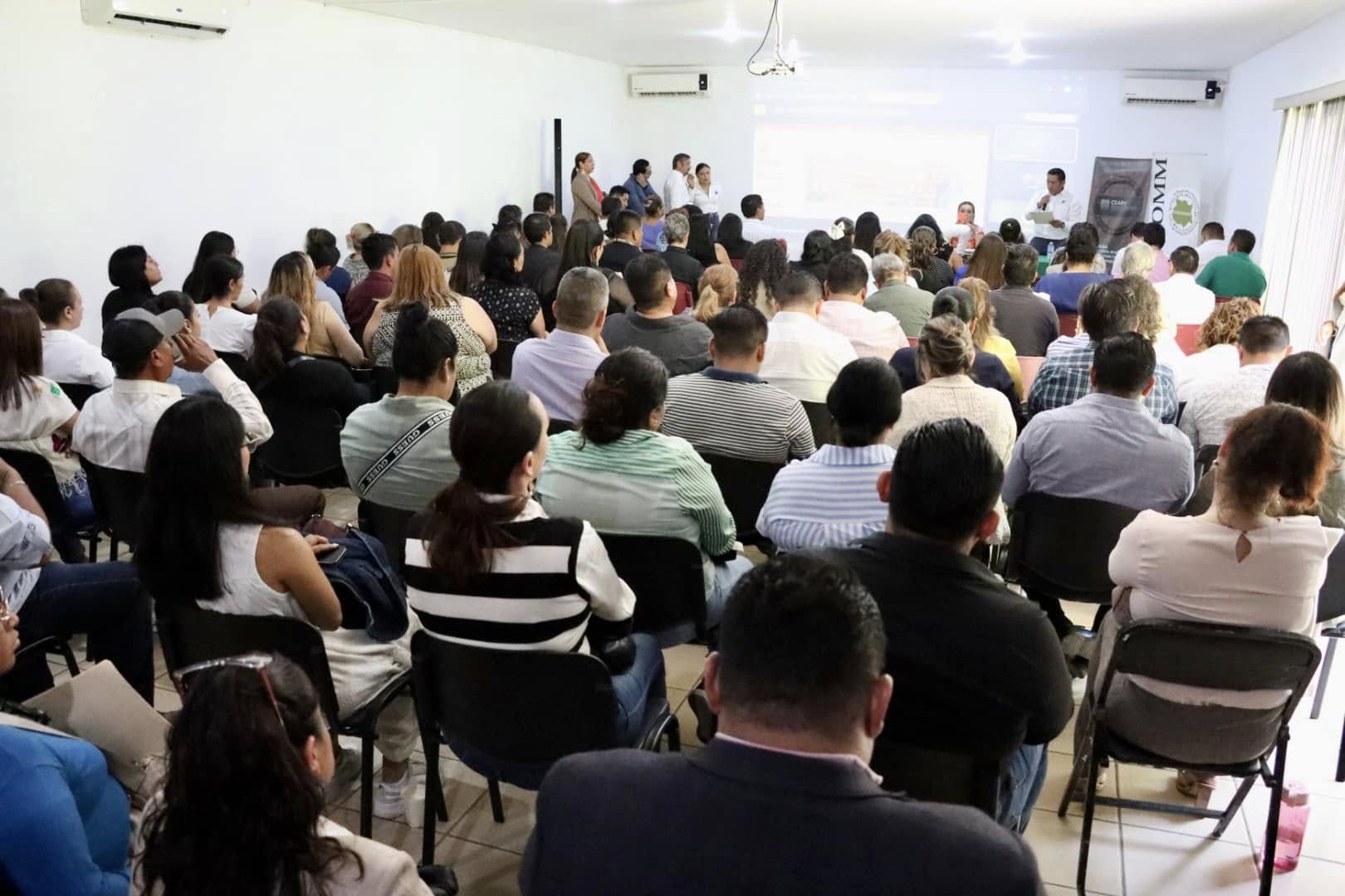 Puede ser una imagen de 2 personas
