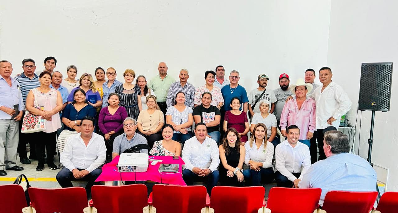 Puede ser una imagen de 6 personas