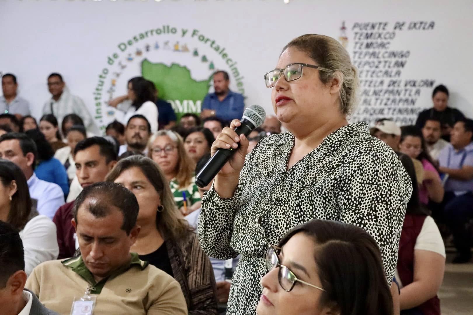 Puede ser una imagen de 4 personas y texto