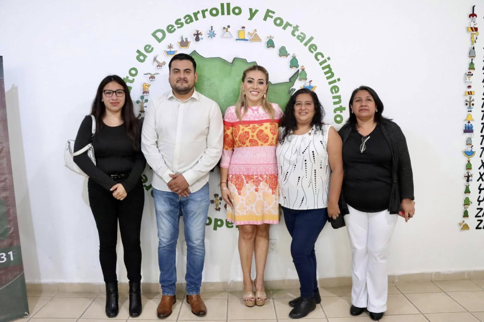 Puede ser una imagen de 5 personas y texto