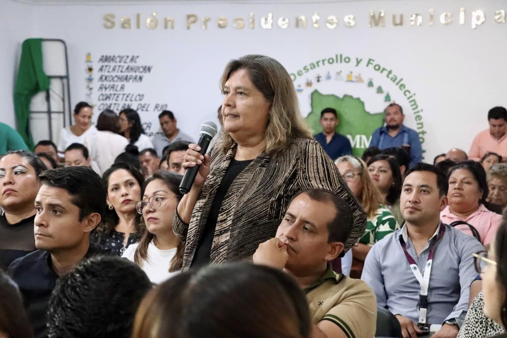 Puede ser una imagen de 6 personas y texto