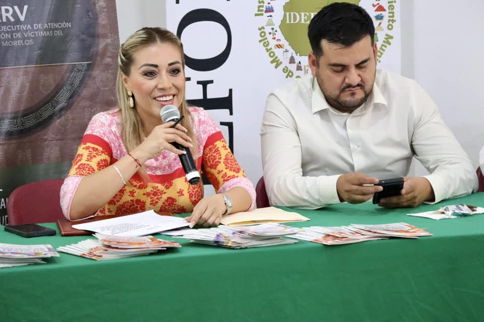Puede ser una imagen de 2 personas y texto que dice "RV JECUTIVA DEATENCION DE ON DEVICTIMASDEL DE VICTIMASD DEL MORELOS Ins 手 IDE 山uyyMun タ ent iento ا Mun Ap"