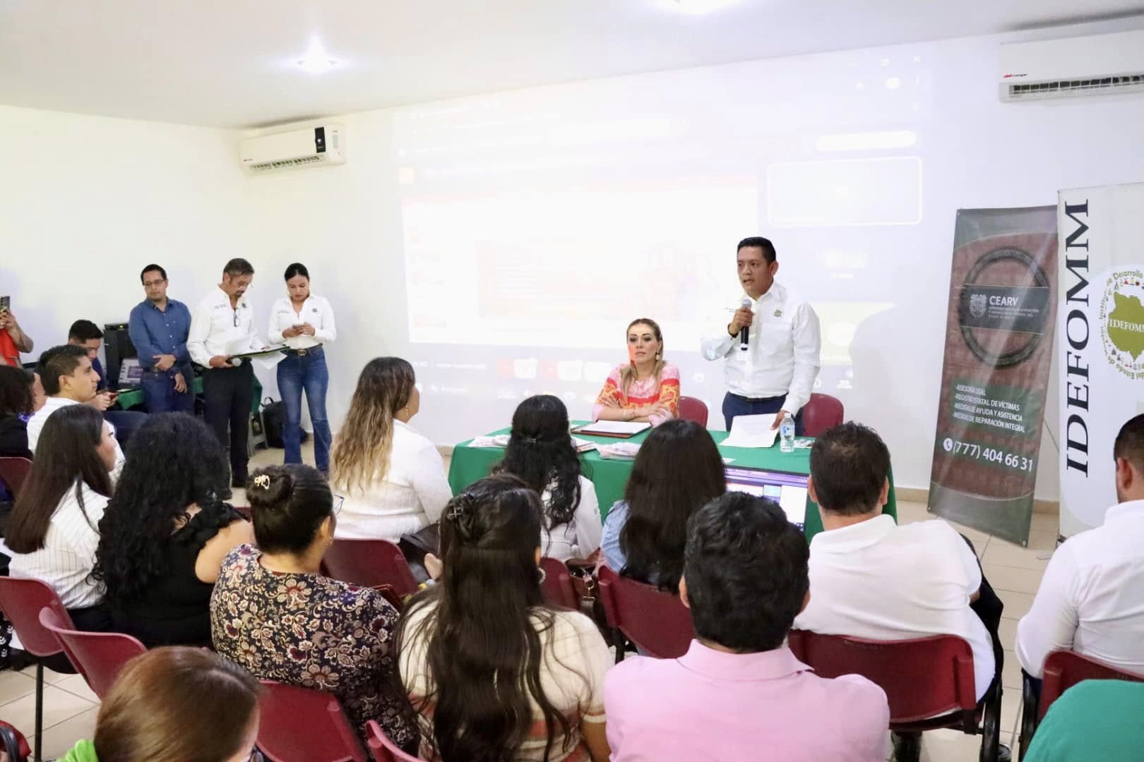 Puede ser una imagen de 15 personas, personas estudiando, personas sonriendo y texto