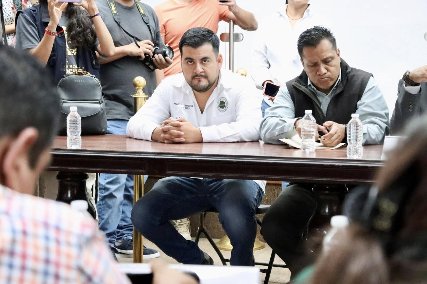 Puede ser una imagen de 6 personas