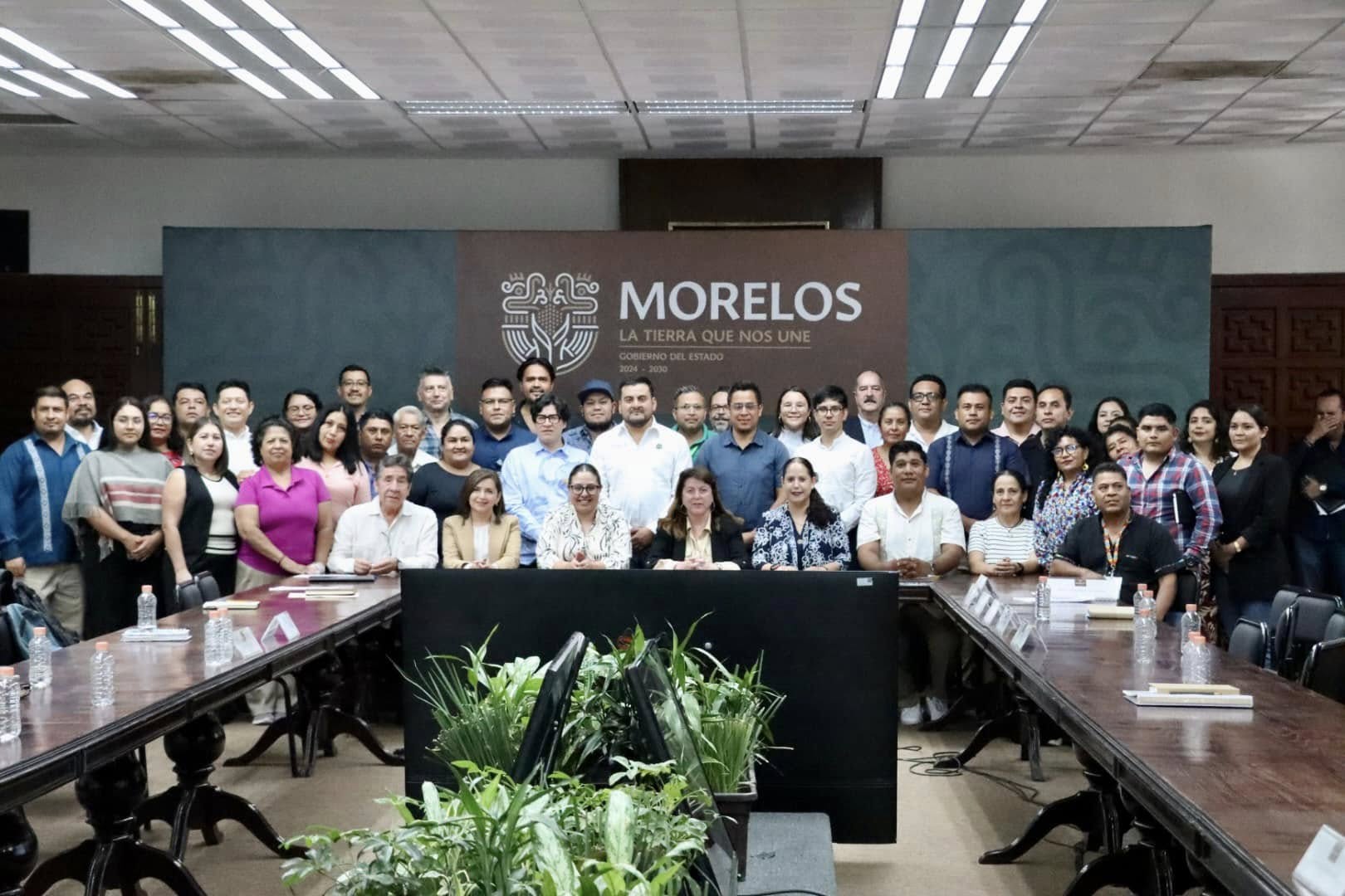 Puede ser una imagen de 3 personas y texto que dice "បាស MORELOS LA LA TIERRA QUE LATIERRAQUENOSUNE NOS UNE"