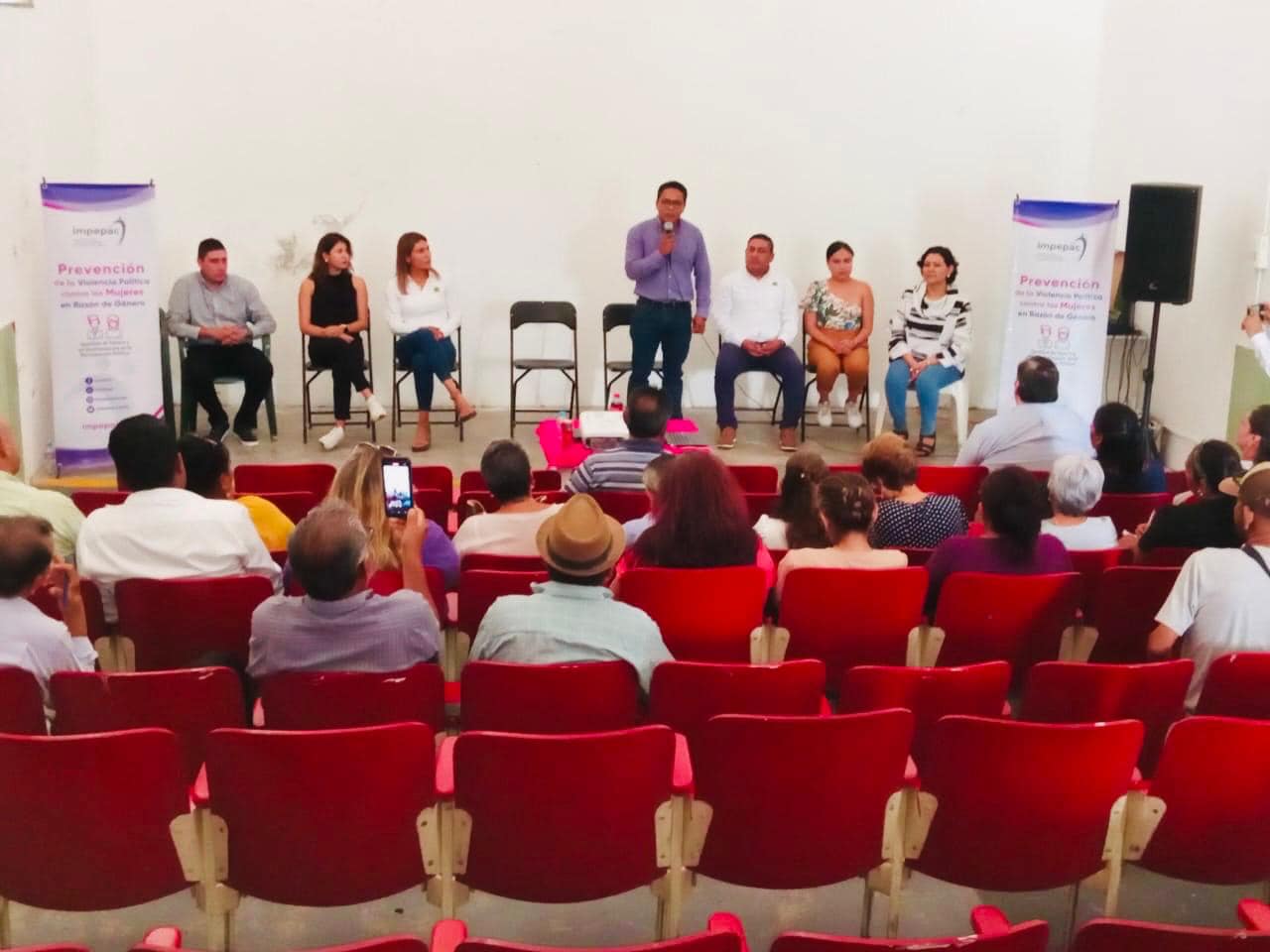 Puede ser una imagen de 12 personas, personas estudiando y texto