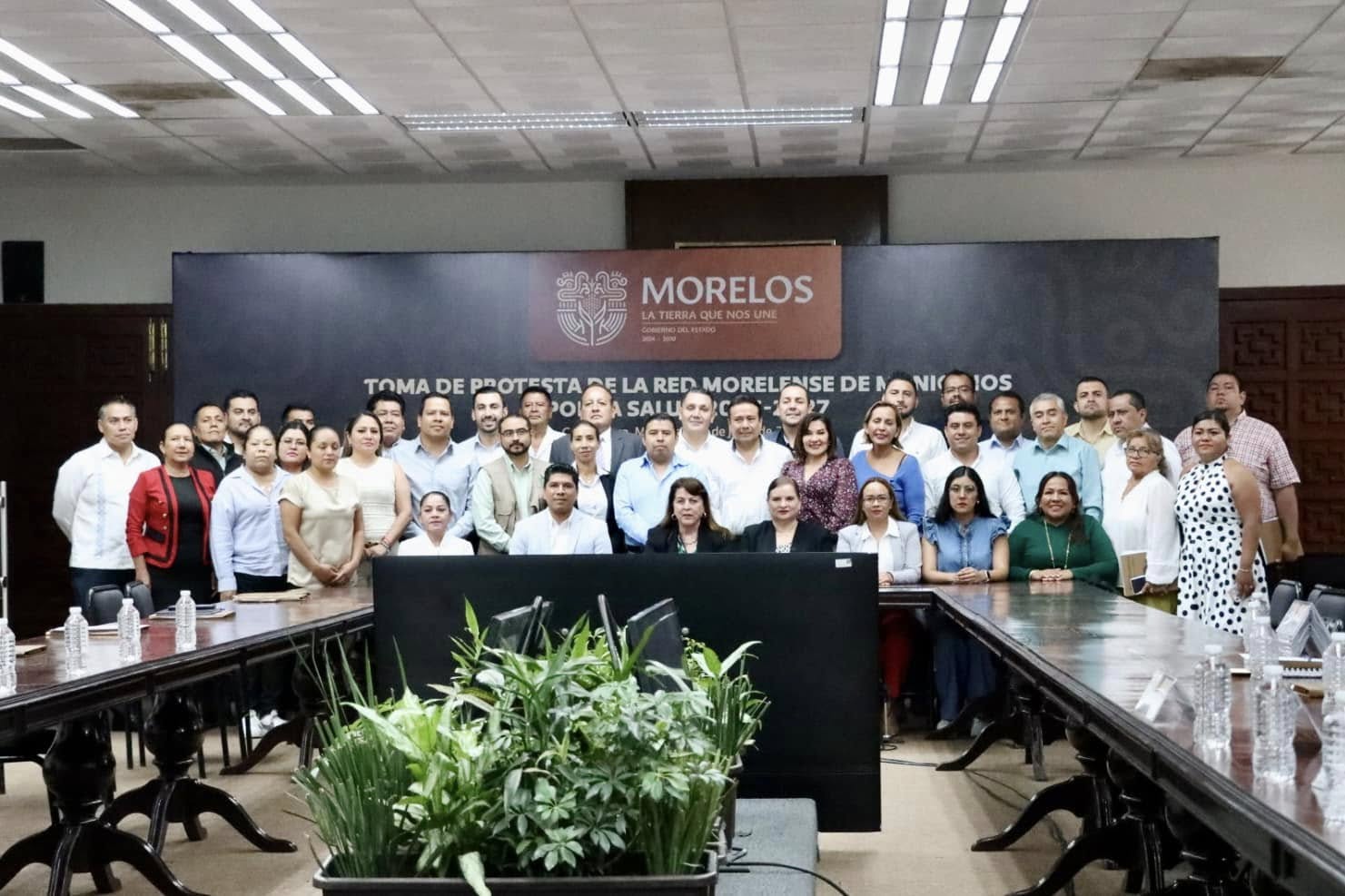 Puede ser una imagen de 4 personas y texto que dice "MORELOS LACTIERRA LATERAQUENOSUNE LET sU JINE TΩMA DE PROTESTA DE LA RED MORELENSE DE SAI NIPIOS NICO I0S MAW"