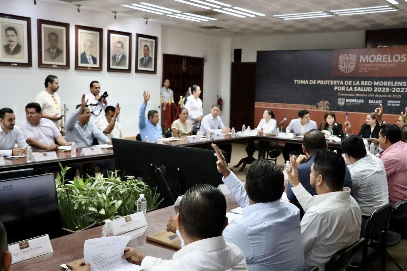 Puede ser una imagen de 15 personas y texto que dice "0000 MORELOS TOMA TOMADEPMOTESTADELAREDMORELENS DE PROTESTA DE AO LA RED MORELENS POR PORLASALUD2025-2027 LA SALUD 2025-2027 2025 MORELOS SALUD MRCO P"