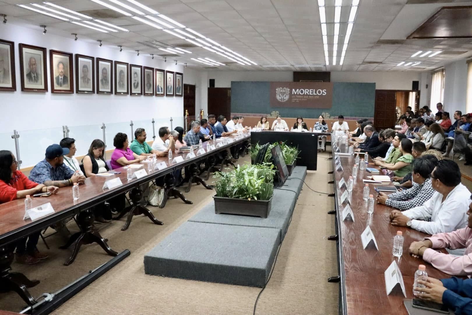 Puede ser una imagen de 9 personas, personas estudiando y texto que dice "1000000000 MORELOS"