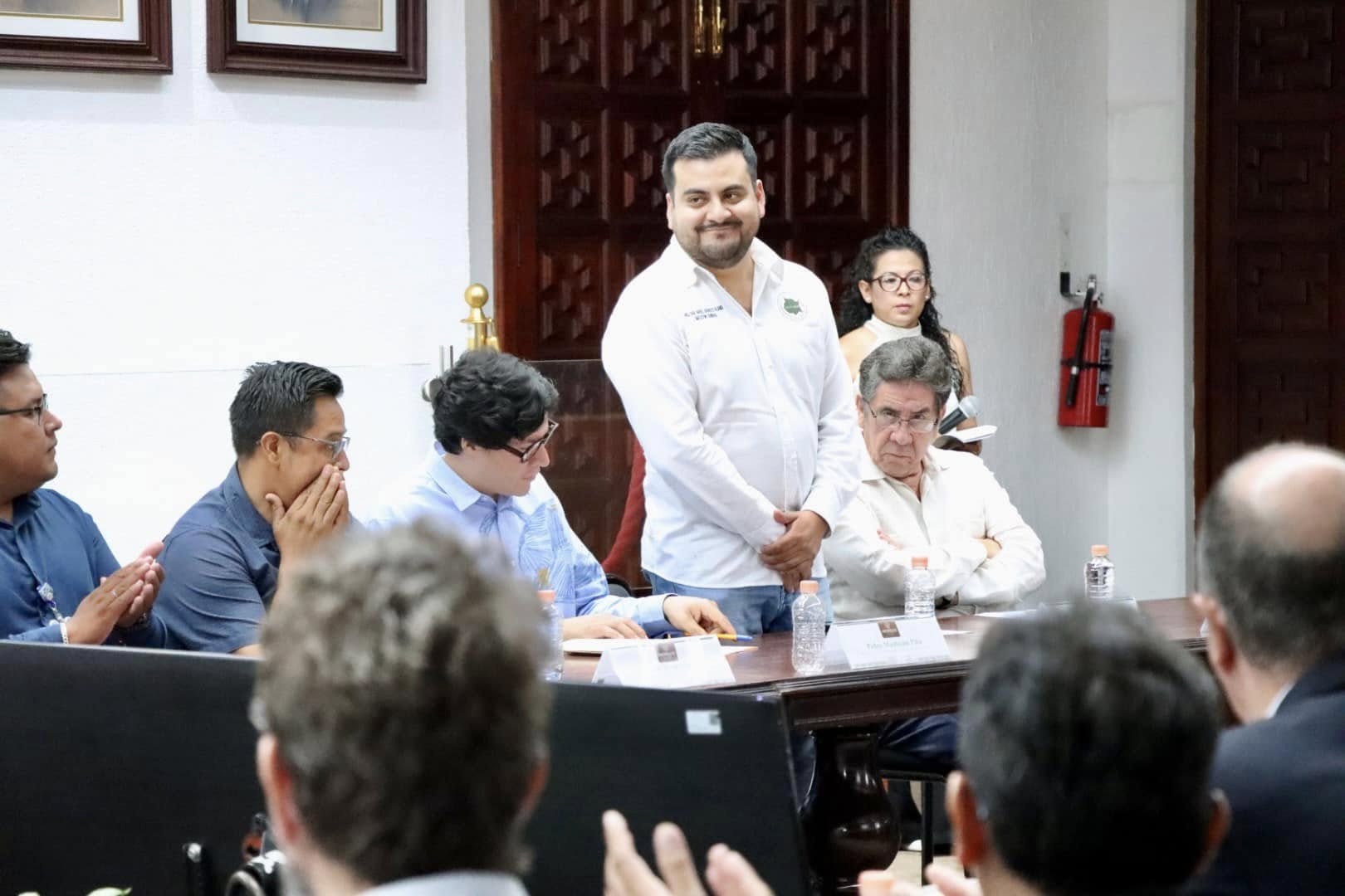 Puede ser una imagen de 9 personas