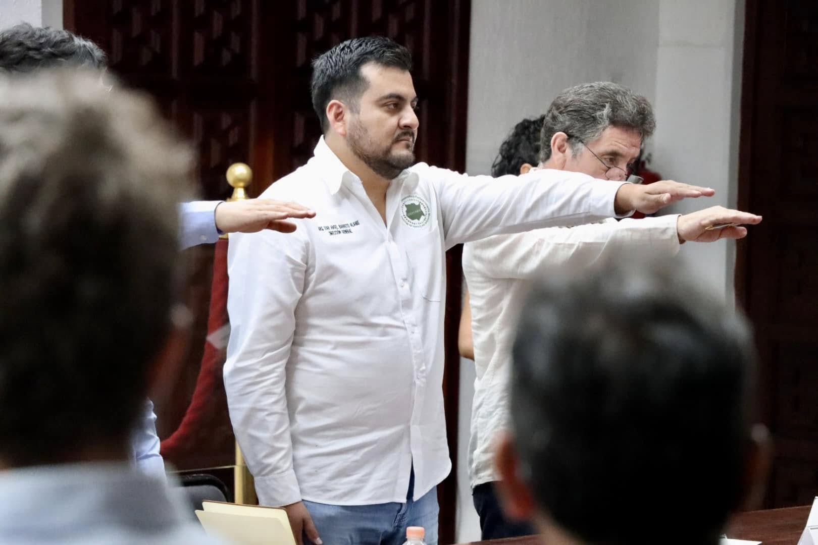 Puede ser una imagen de 2 personas