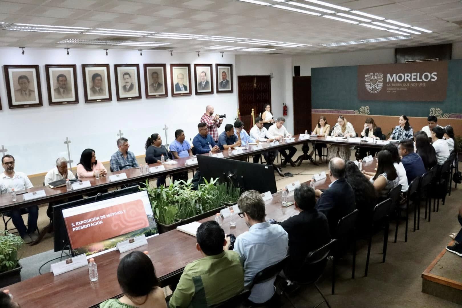 Puede ser una imagen de 10 personas y texto que dice "MORELOS 00000000 ន DE MOTIVOS DOESENT PRESENTACION PRESENT PRESE EXPOSICION"