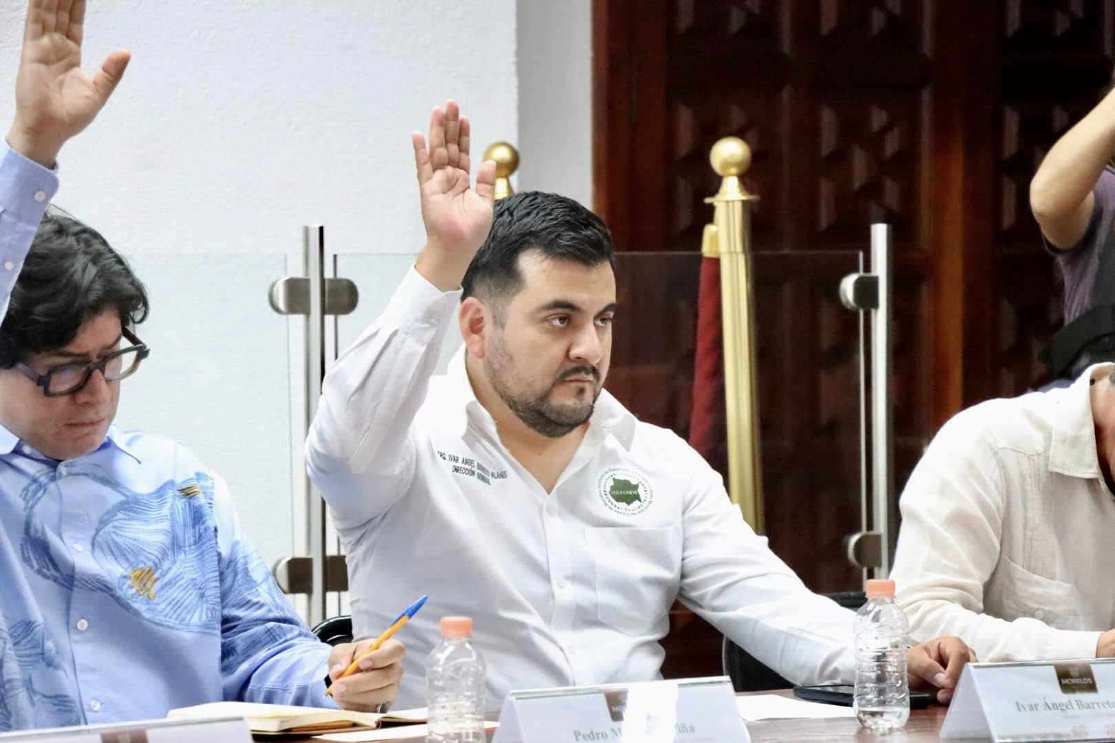 Puede ser una imagen de 3 personas y texto