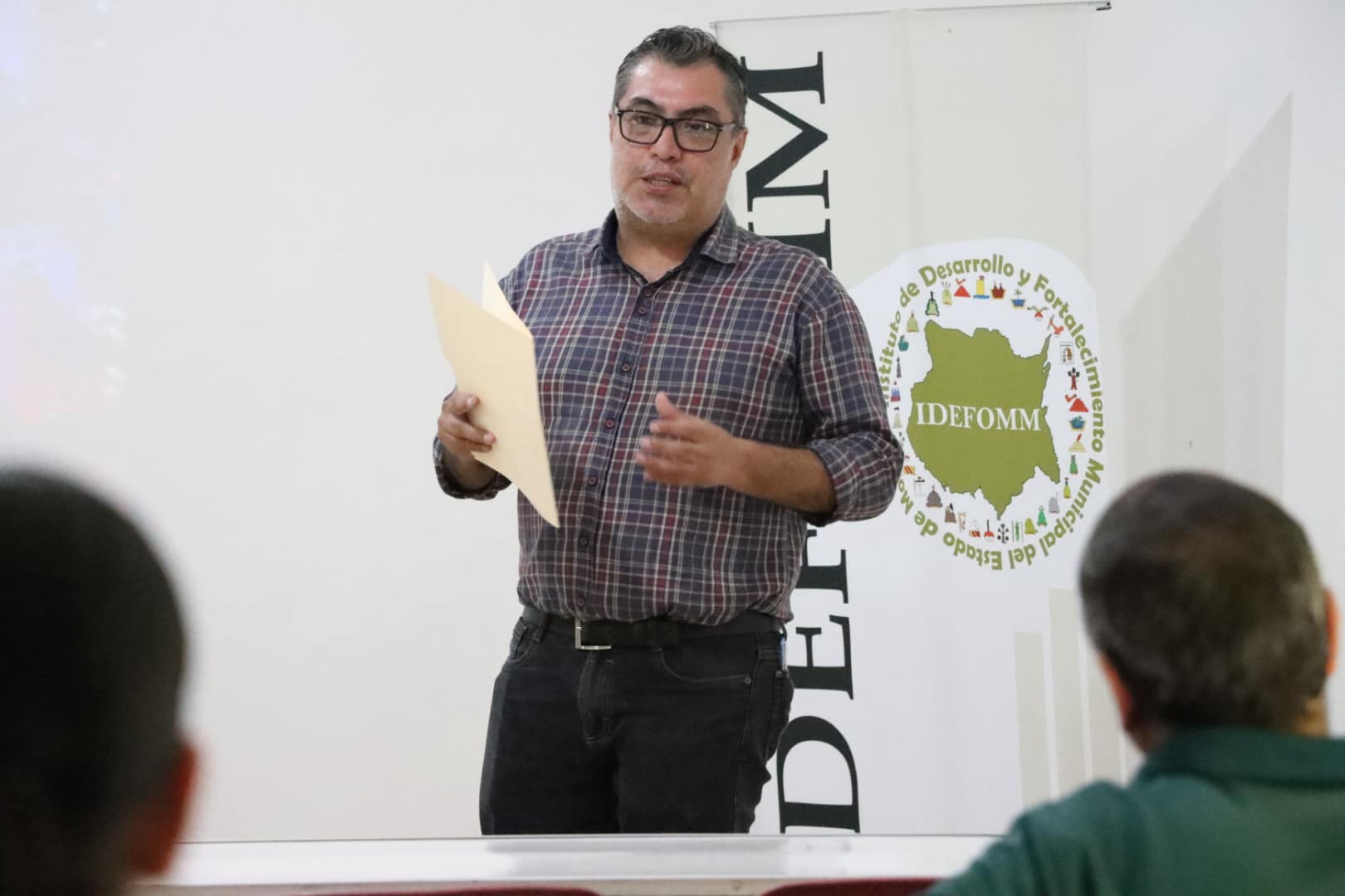 Puede ser una imagen de 3 personas, personas estudiando y texto