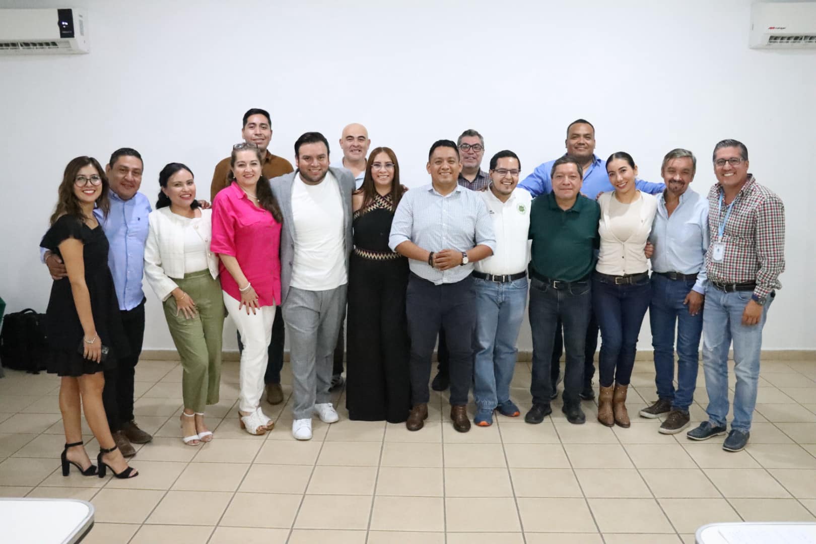 Puede ser una imagen de 11 personas y personas sonriendo