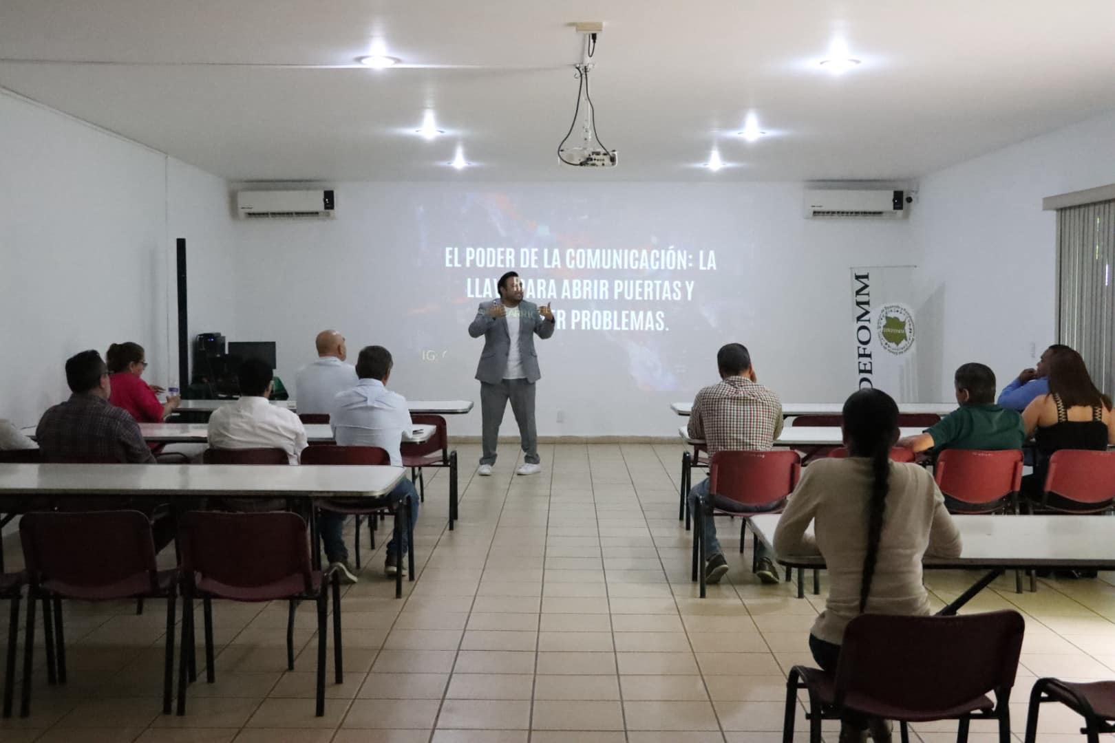 Puede ser una imagen de 11 personas, personas estudiando y texto que dice "EL PODER DE LA COMUNICACION: ELPODERDELAGOMUNIGACIÓN:U LA LLAI CARAABRIR HARA ABRIR PUERTASY PROBLEMAS. Mu"