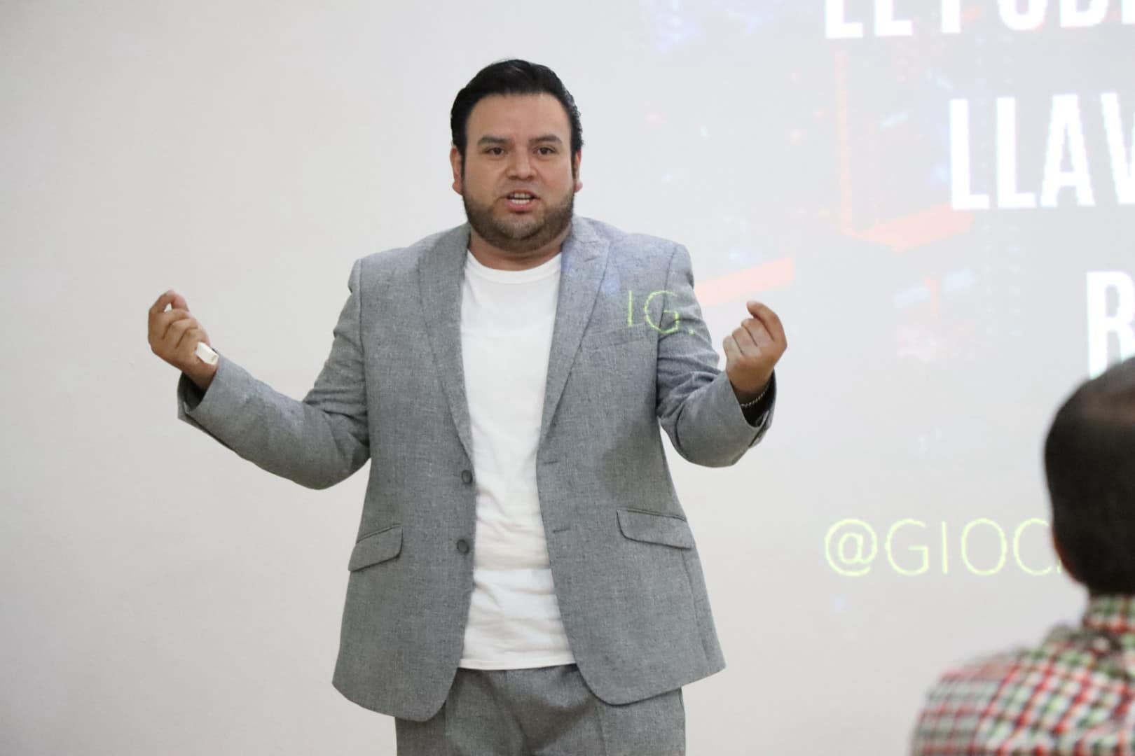 Puede ser una imagen de 2 personas y texto