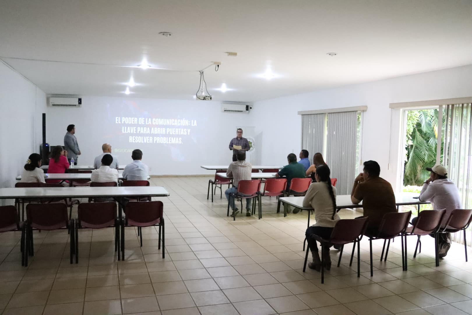 Puede ser una imagen de 11 personas, personas estudiando y tabla