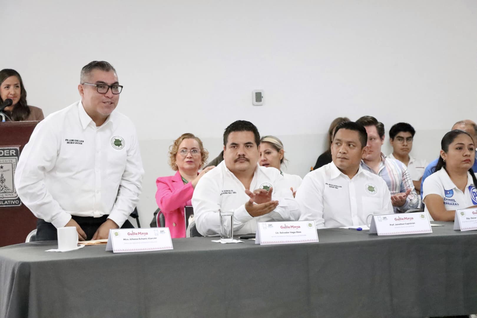 Puede ser una imagen de 7 personas y texto