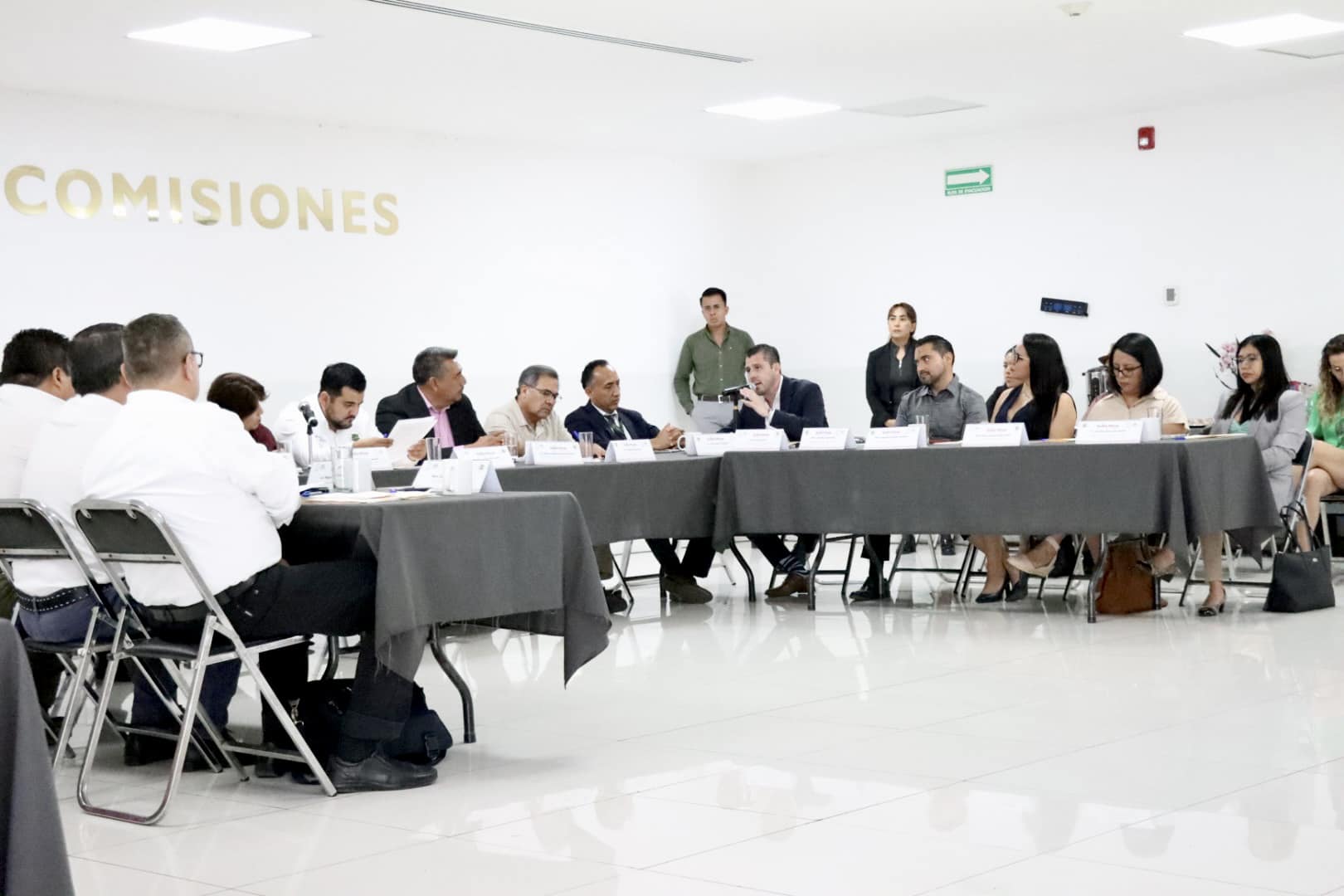 Puede ser una imagen de 12 personas y texto