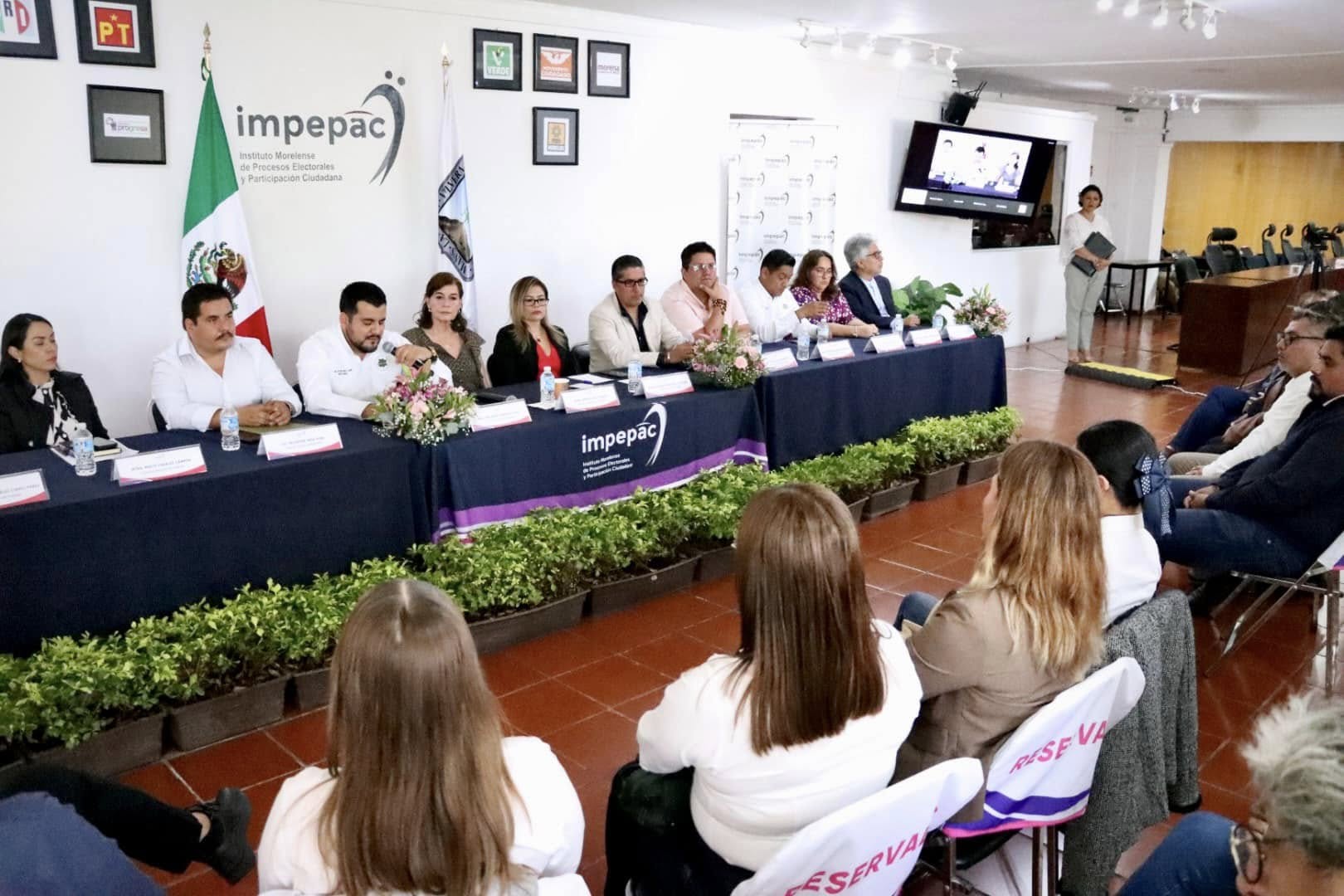 Puede ser una imagen de 16 personas y texto