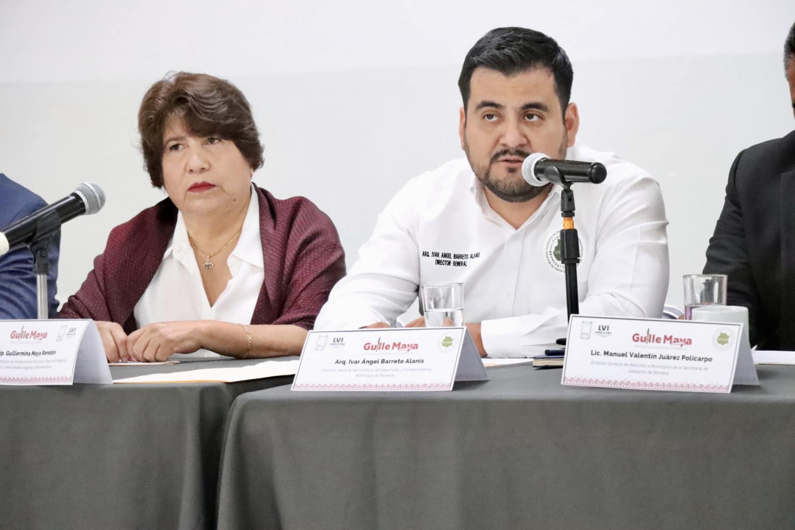 Puede ser una imagen de 3 personas y texto