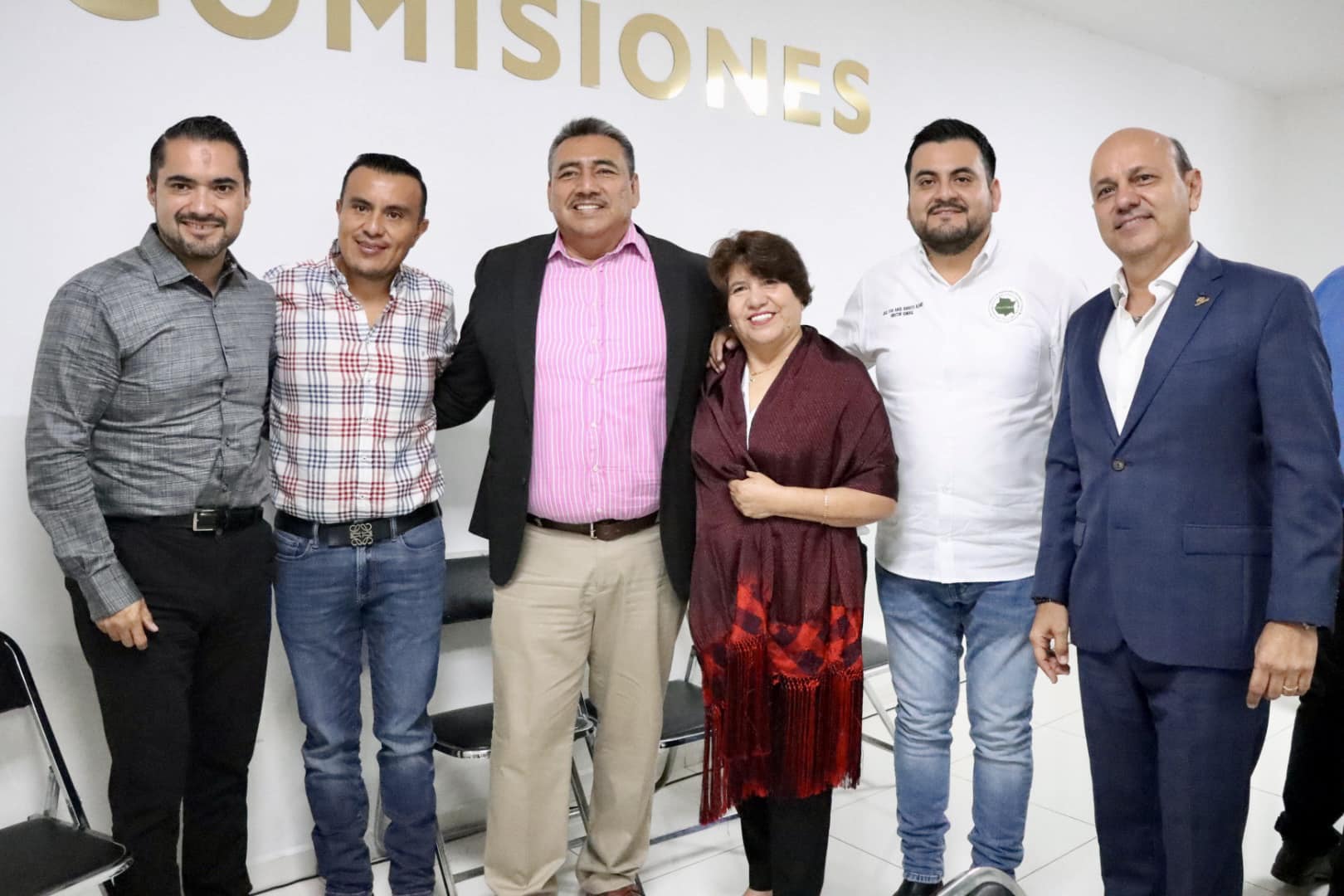 Puede ser una imagen de 6 personas y texto