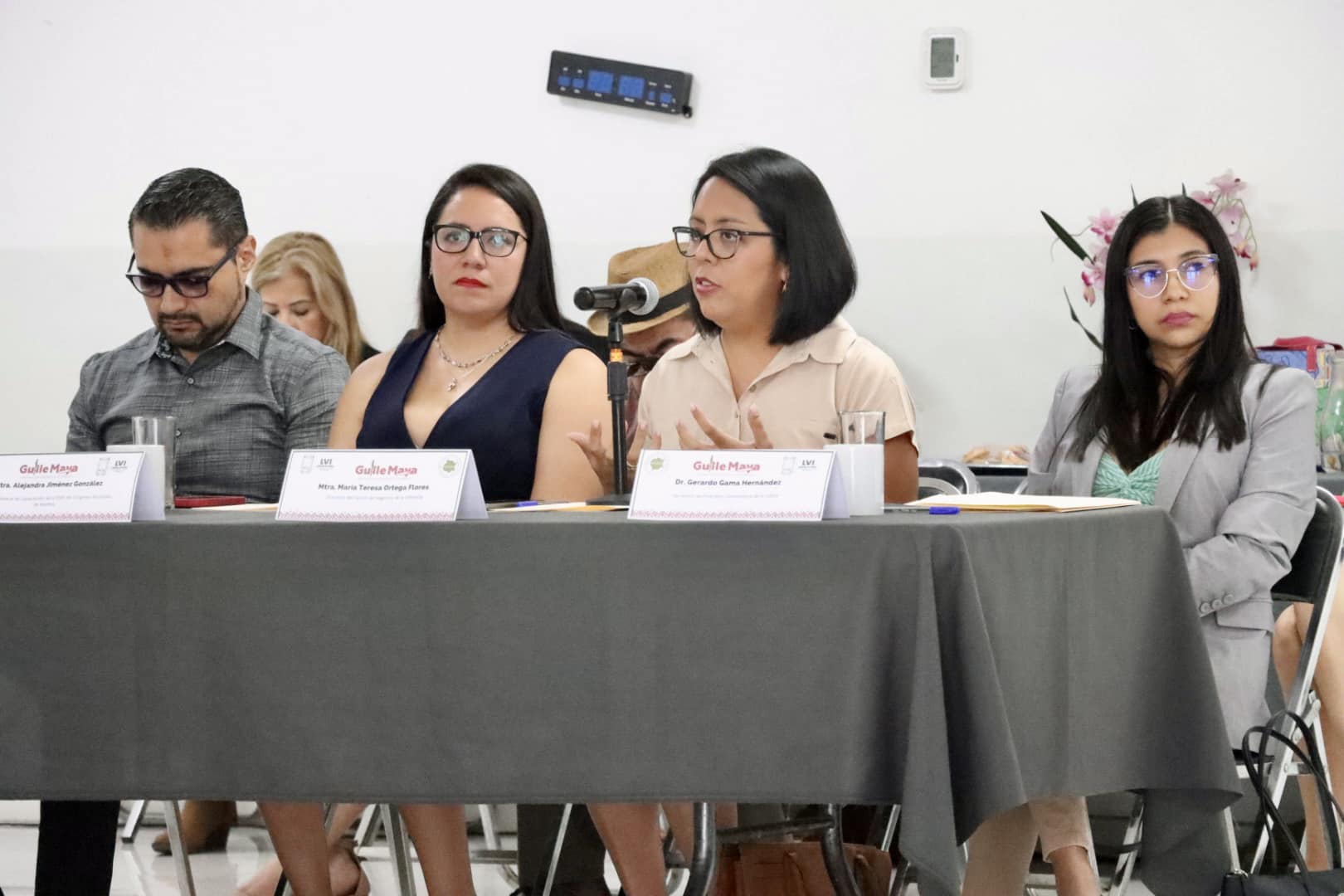 Puede ser una imagen de 5 personas, personas estudiando y texto