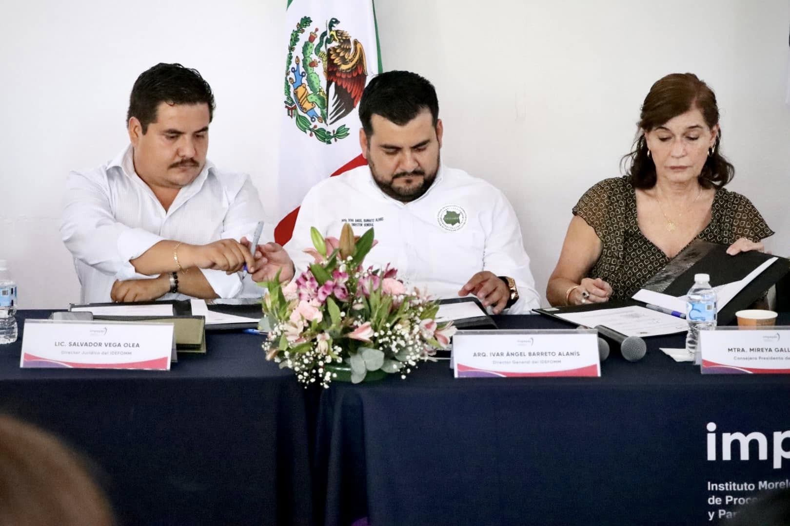 Puede ser una imagen de 3 personas y texto