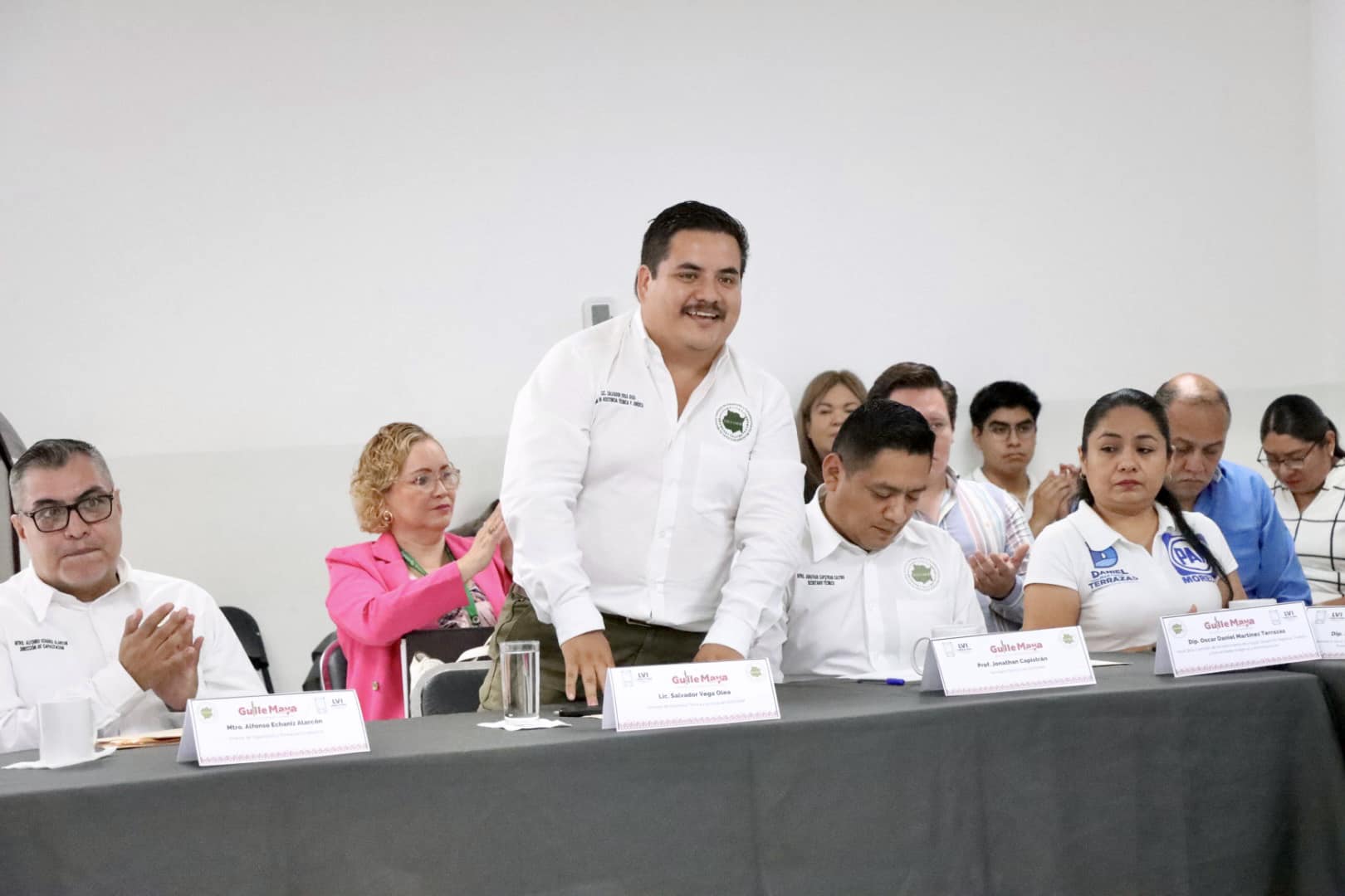 Puede ser una imagen de 6 personas y texto