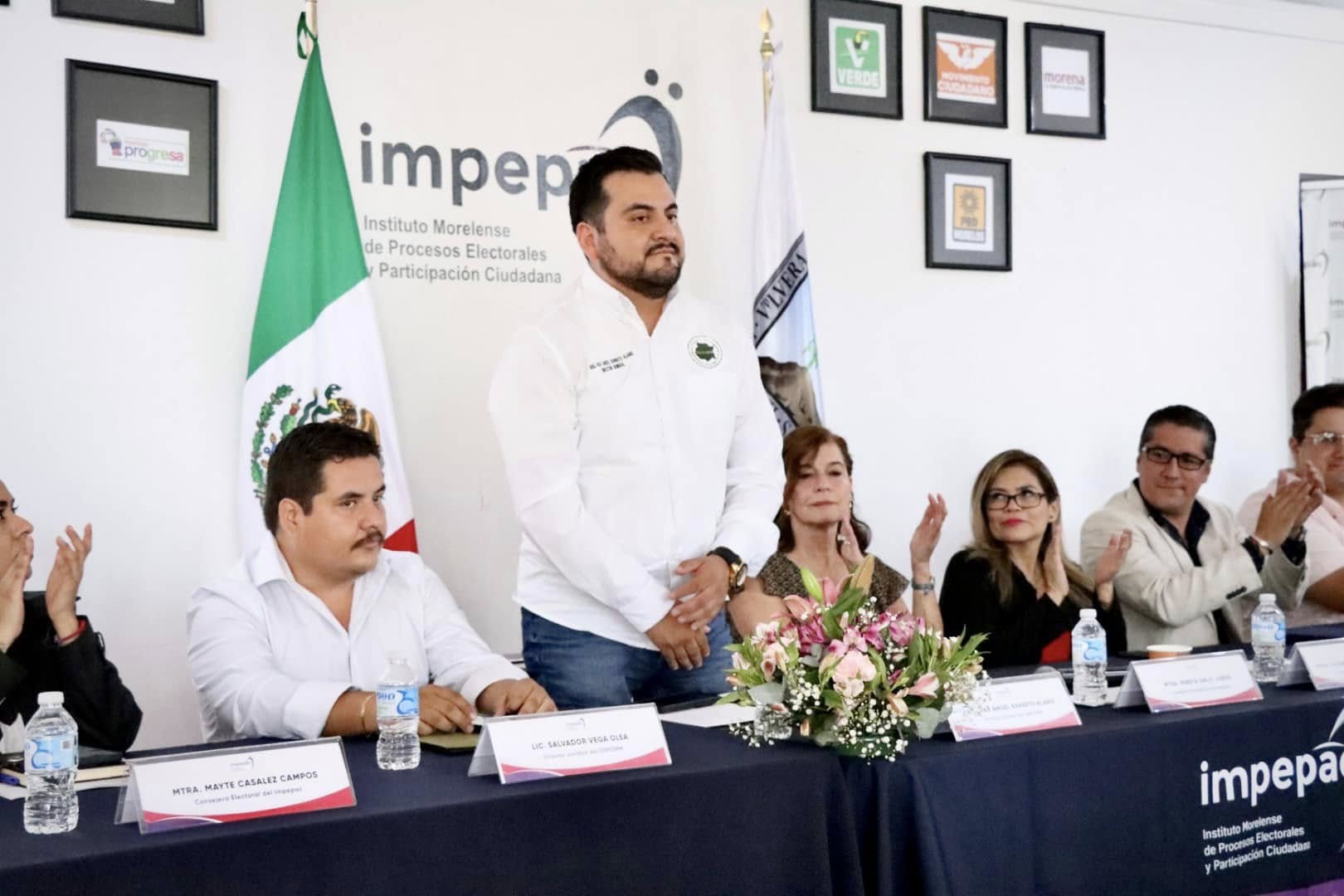 Puede ser una imagen de 7 personas y texto