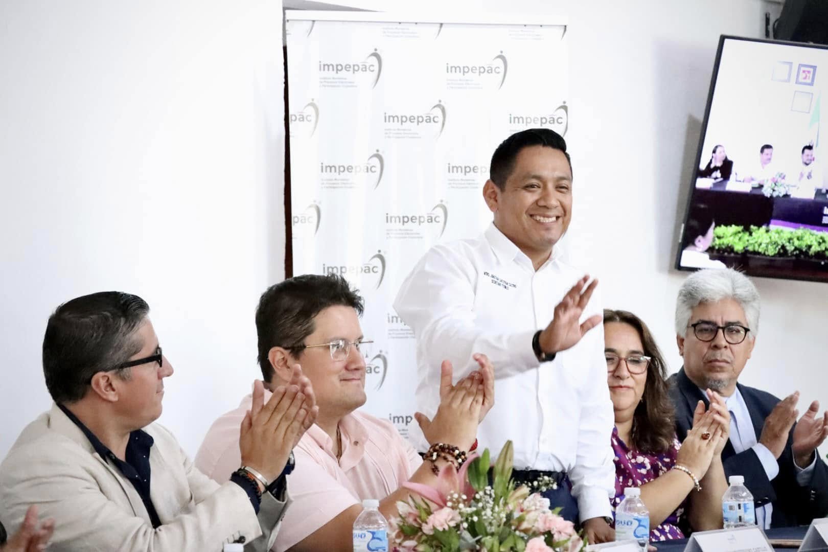 Puede ser una imagen de 4 personas y texto que dice "Tpe) impepac impepac) impepac pác impepac impepac impe:ía) impe impe impepac) impepa imp ac អក ስደ im imp 100"