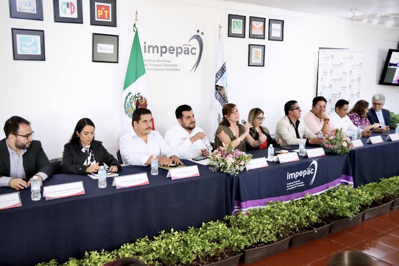 Puede ser una imagen de 10 personas y texto