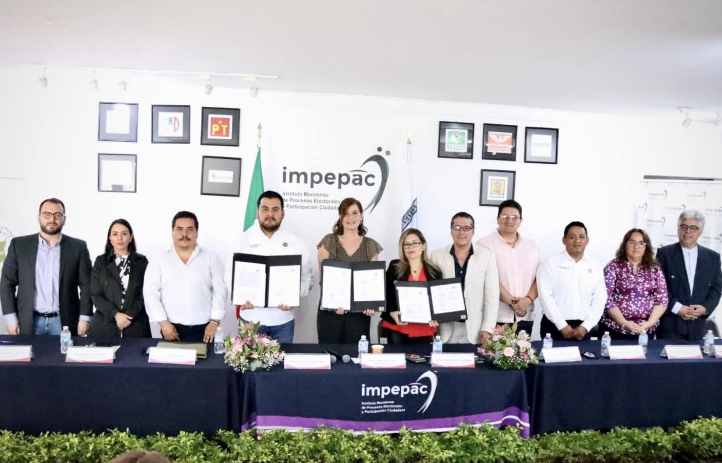 Puede ser una imagen de 11 personas y texto